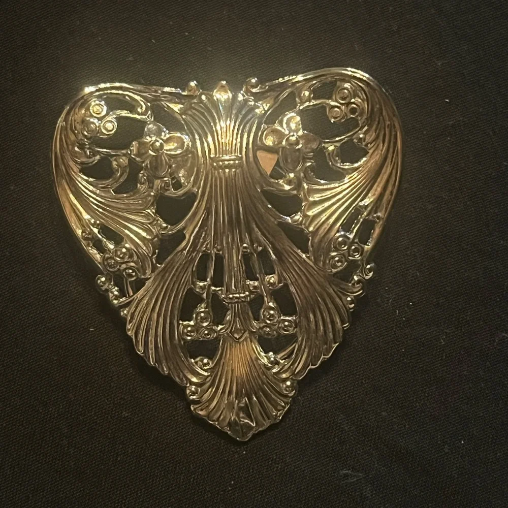 Vintage Silver Tone Textured Filigree Scarf Clip Jeri Lou